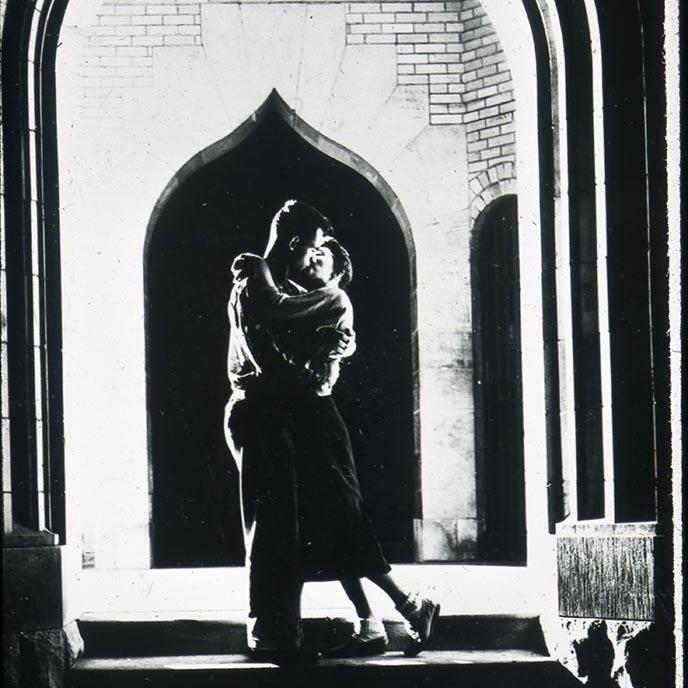 一对情侣在钟楼下接吻的黑白照片